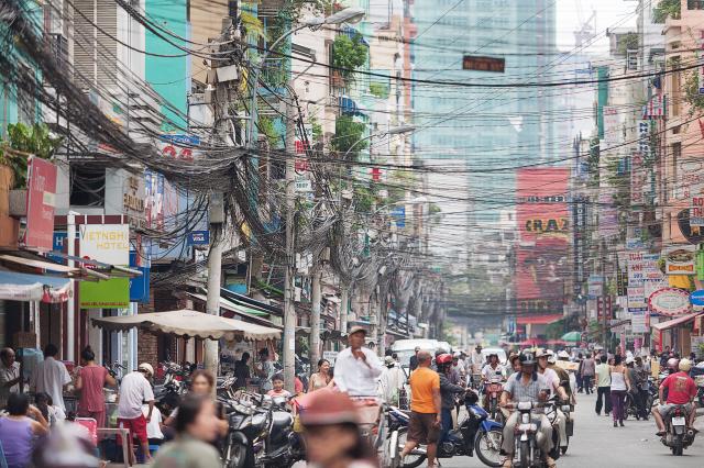 Vietnam - čilý pouliční ruch v Ho Či Minově městě (Saigonu)