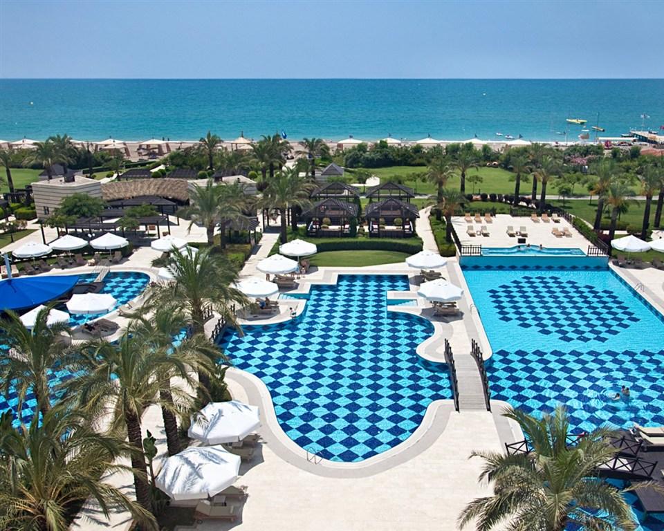 Web_Pool-and-Beach.jpg