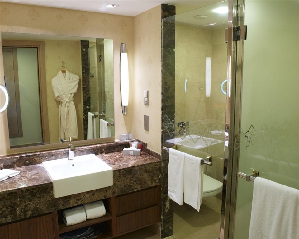 Web_AYTSuperiorRoomBathroomLC1K.jpg