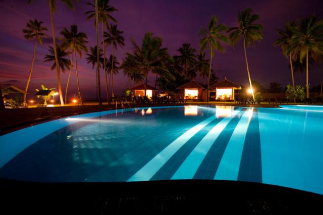 Quiet-Pool-along-with-the-Spa-at-night