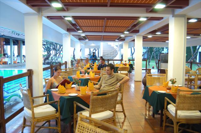 Sri-Lanka-Club-Hotel-Dolphin-restaurace-1225