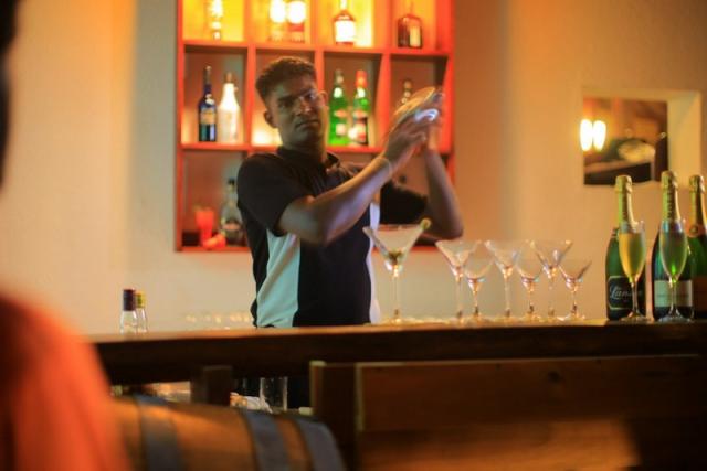 Sri-Lanka-Citrus-Hikkaduwa-bar-1670