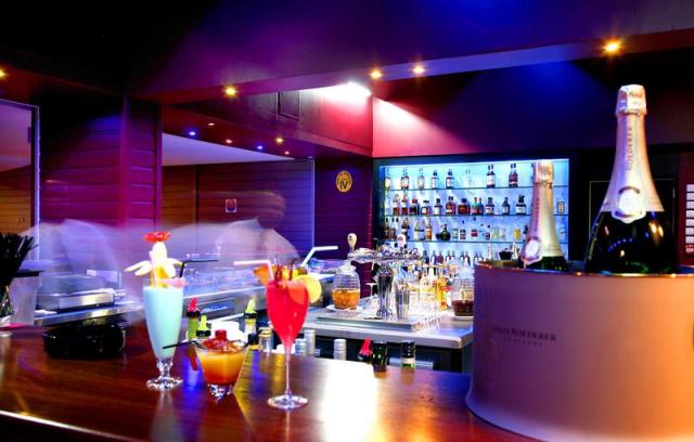 bar-creole-beach-oct-09-04