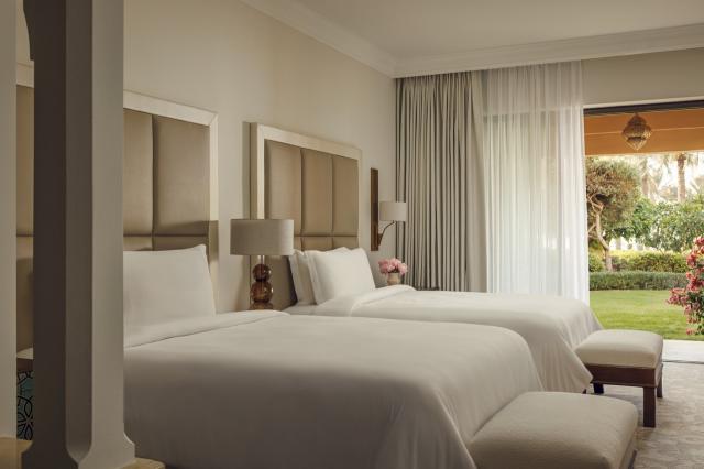 One and Only Royal Mirage 15 Prest (1)