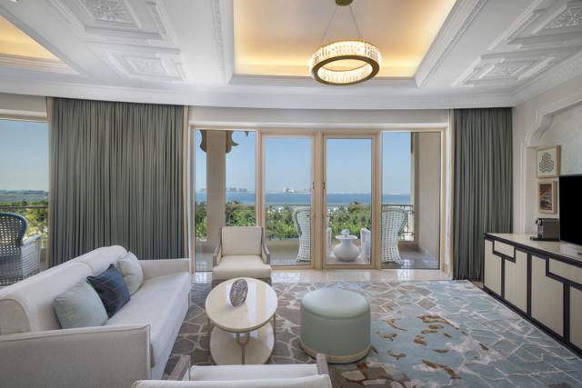 One Bedroom Ocean View Suite (2)