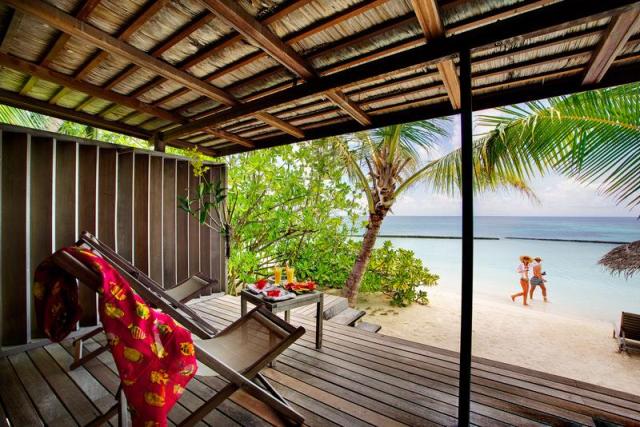 Maledivy-Gangehi-Beach-villa-1625