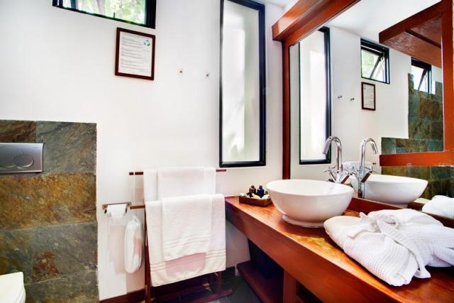 Maledivy-Gangehi-club-room-1650