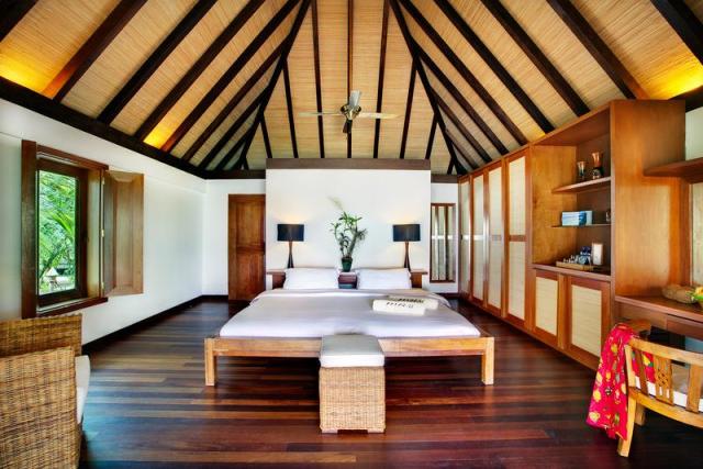 Maledivy-Gangehi-Beach-villa-1610