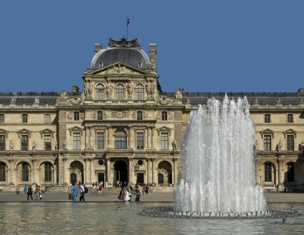 Paříž_a_Versailles_let_louvre-palace.jpeg