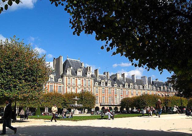 Paříž_a_Versailles_let_place-des-vosges-7.jpeg
