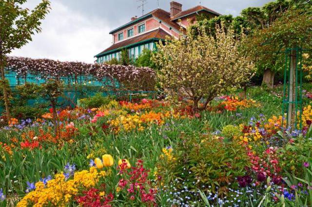 Francie_Giverny_shutterstock_192930152