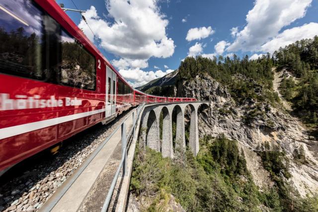 Interregio auf dem Landwasserviadukt.JPG
