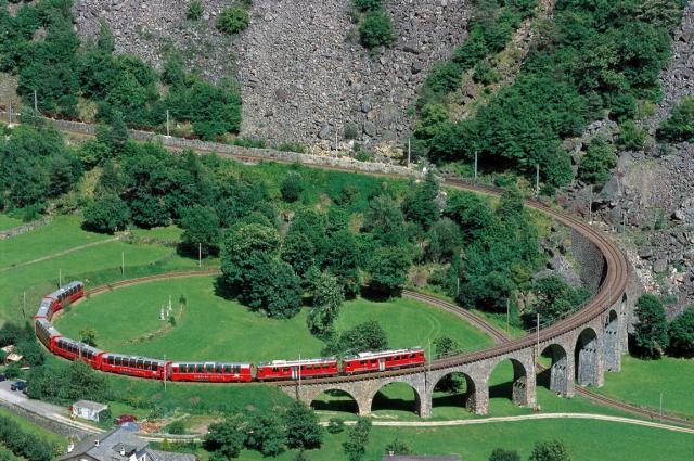 Bernina Express a viadukt Brusio 2.JPG