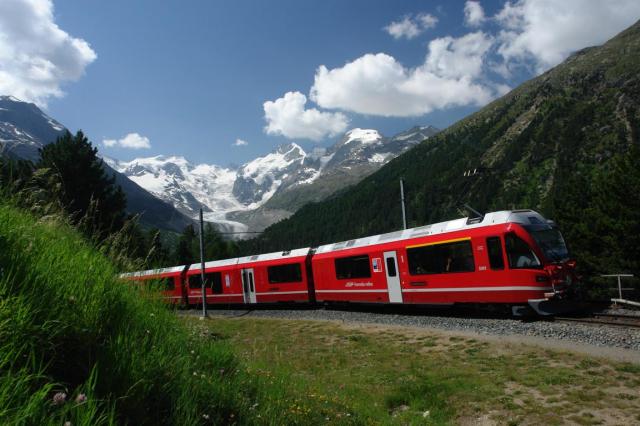 Regionalzug in der Montebellokurve.JPG