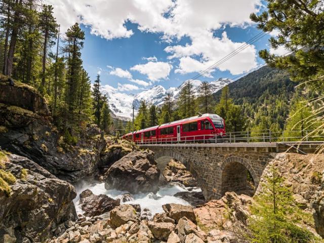 Regionalzug bei Morteratsch.JPG