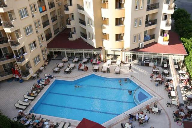 Kleopatra-Royal-Palm-2014-pool