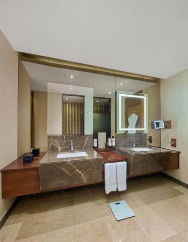 MRB_Family_Suite_Land_View_bathroom_2