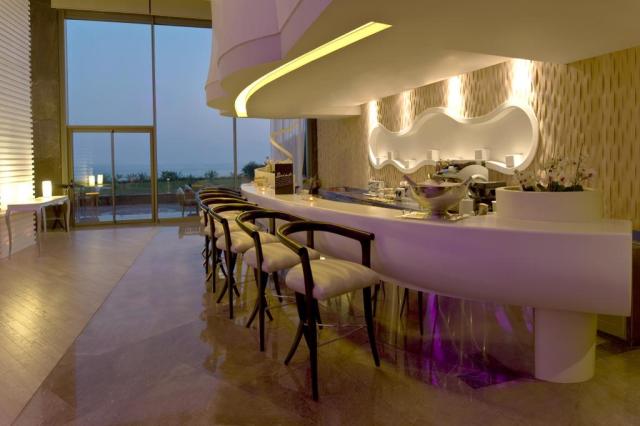 Turecko-Maxx-Royal-Beverly-Hills-Lobby-Bar-1470