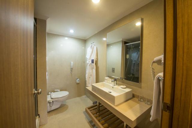 Turecko-Limak-Arcadia-bathroom-1430