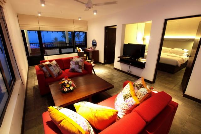 Sri-Lanka-Chaaya-Tranz-Hikkaduwa-corner-suite-1630.JPG