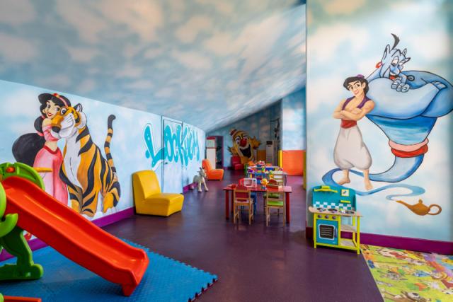 MINI-CLUB INSIDE VIEW