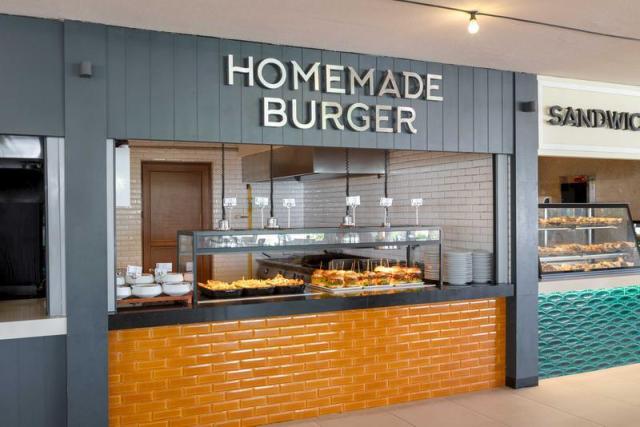 foodcourtareahommeadeburger_1