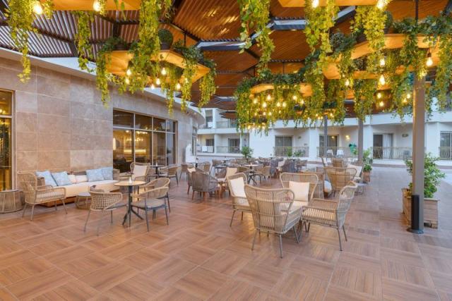 signaturebarsittingarea2_1