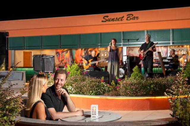 sunsetbarcouple_1