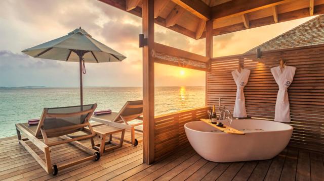 Hurawalhi Island romantic 2 (1)