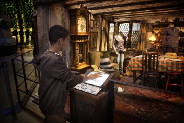 VB_Harry Potter_023-Family-Weasleys-Kitchen-Knit-t