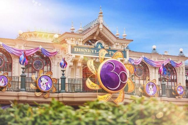 DECORATIONS - 30TH ANNIVERSARY ©Disney (2).JPG