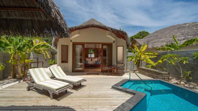 Furaveri Island r3-beach pool vila (1)