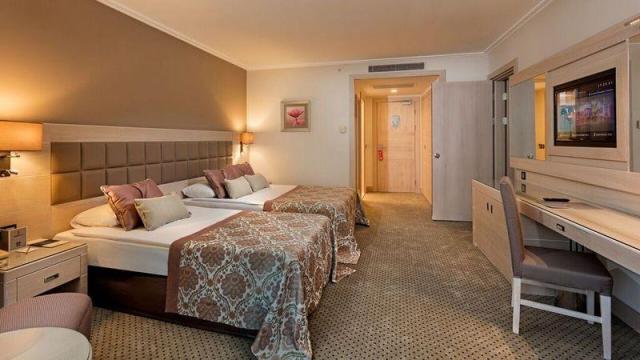 Miracle-resort-family-room-1610