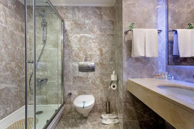 Miracle-resort-family-room-1615