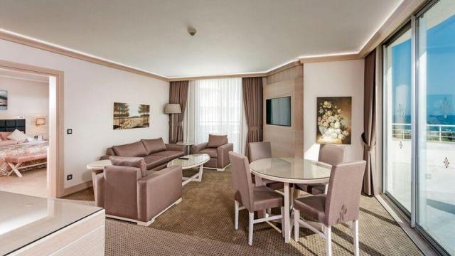 Miracle-resort-suite-1640