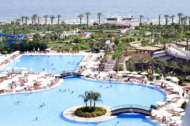 Miracle-resort-pool-1520