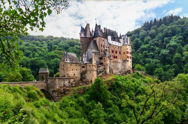 Nemecko_hrad Eltz_shutterstock_154829543