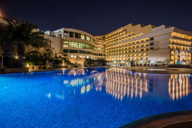 Outdoor-Pool-at-Night