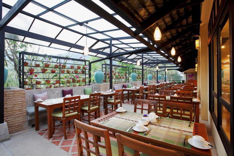 Thajsko-Centara-Seaview-restaurant-16140