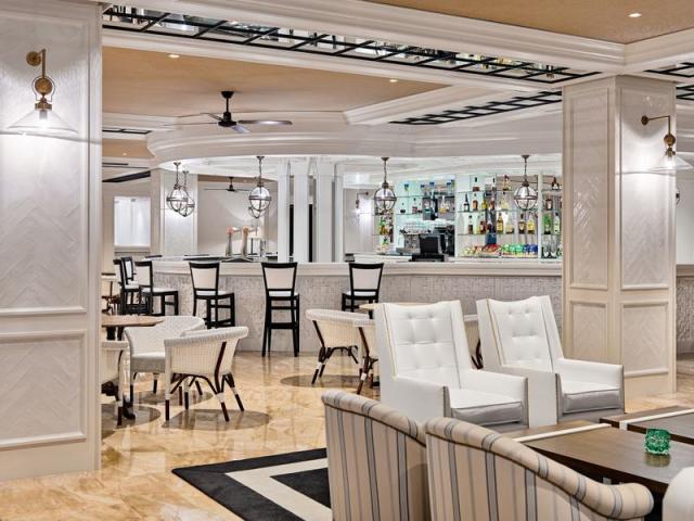 H10Delfin12_LobbyBar