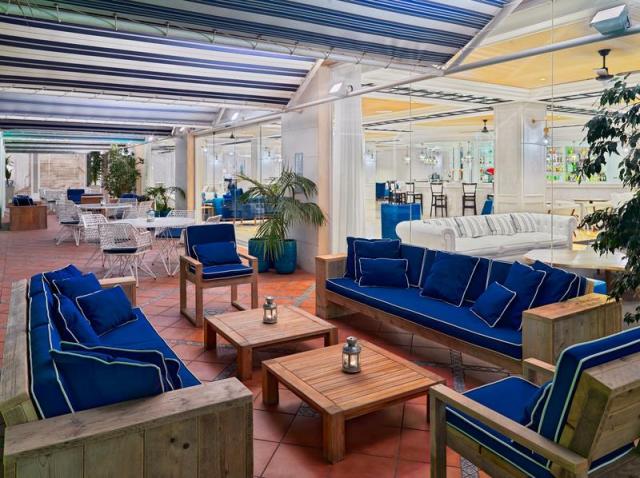 H10Delfin15_LobbyBarTerrace