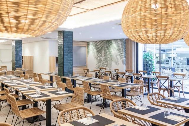 1716463773_05_Buffet_Restaurant.thigh