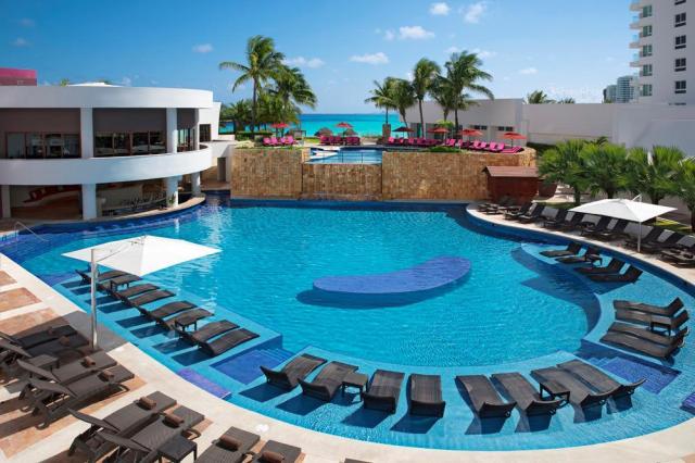 Reflect Cancun pool (3)