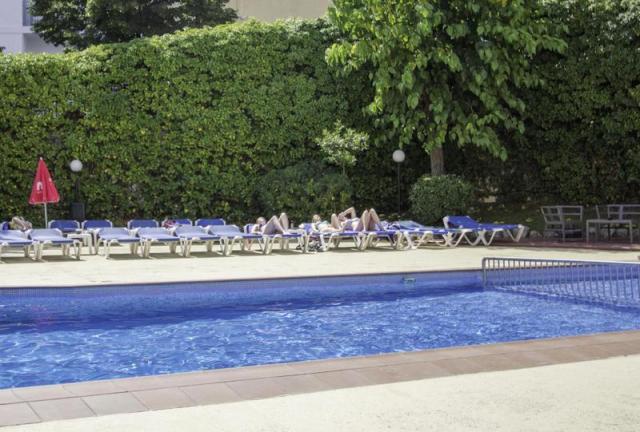 01-hg-swimmingpool-3905-hdr