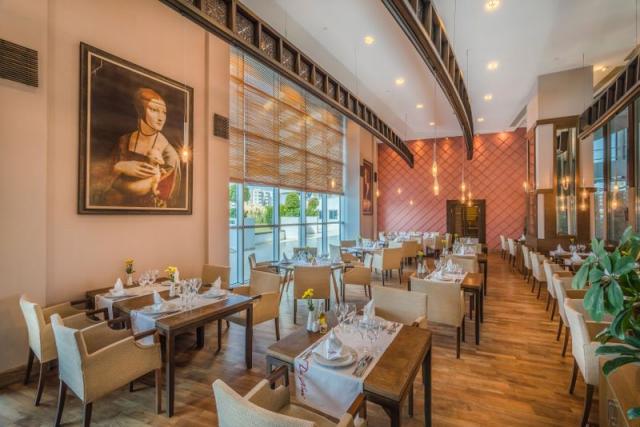 030-R-restaurant_89837431