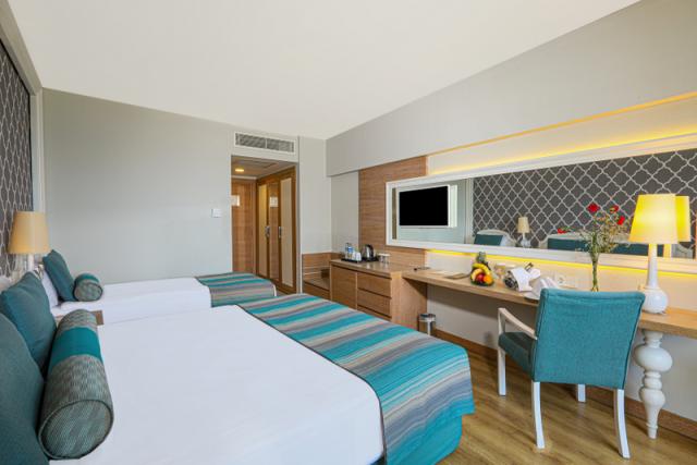 DELUXE-ROOM_2.JPG