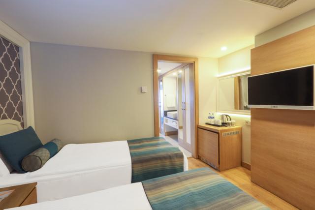 FAMILY-ROOM_3.JPG