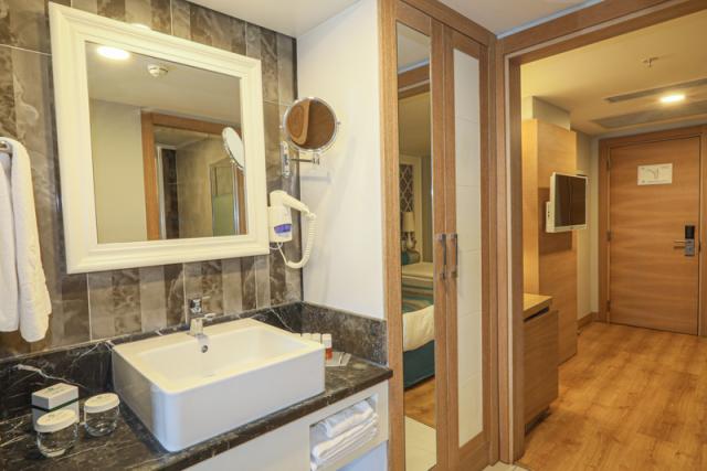 FAMILY-ROOM_4.JPG