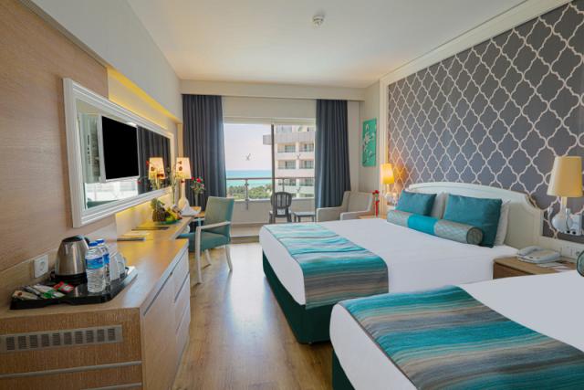 DELUXE-ROOM_4.JPG