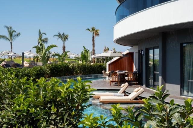5. DELUXE LAGOON ROOM
